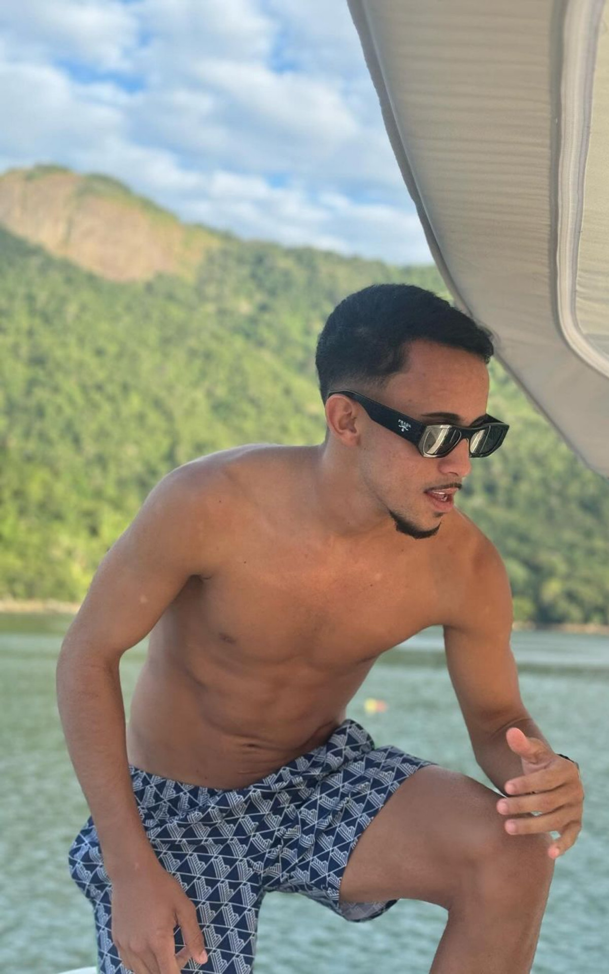 O jogador do Flamengo Matheus Gonçalves curte passeio em Angra dos Reis - Reprodução/Instagram