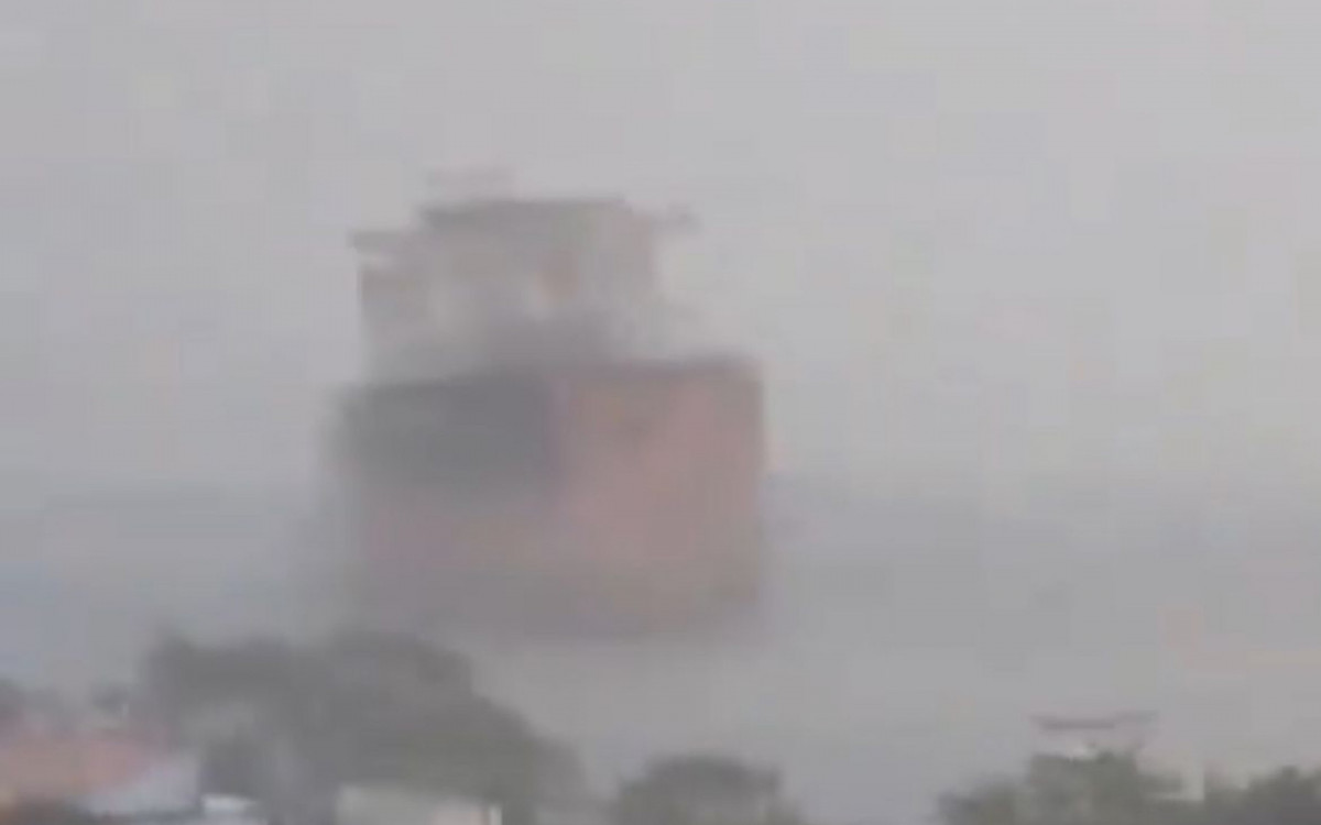 Navio mercante ficou à deriva após se desprender dos cabos de amarração com o vento forte na Ilha