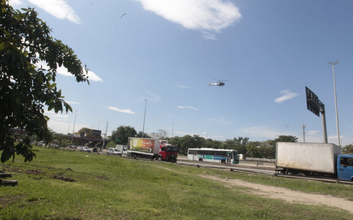 Policiamento na Avenida Brasil, na altura da Cidade Alta, segue reforçado após operação no Complexo de Israel