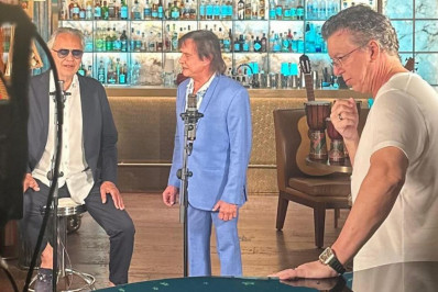Boninho mostra Roberto Carlos nos bastidores do especial da Globo com Andrea Bocelli