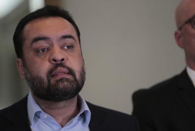 Cláudio Castro promete 'reposta dura' após ataque à delegacia