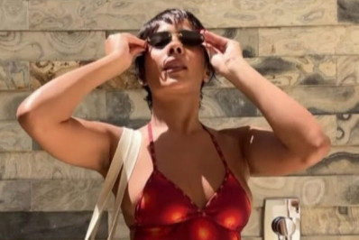 De novo visual, Bella Campos curte dia em praia do Ceará