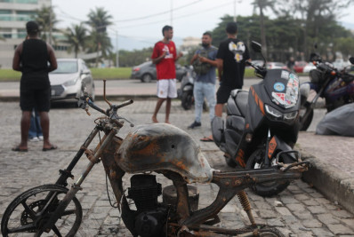 Motoboys lamentam prejuízo após incêndio provocado por torcedores do Peñarol: 'Tiraram nosso bens'