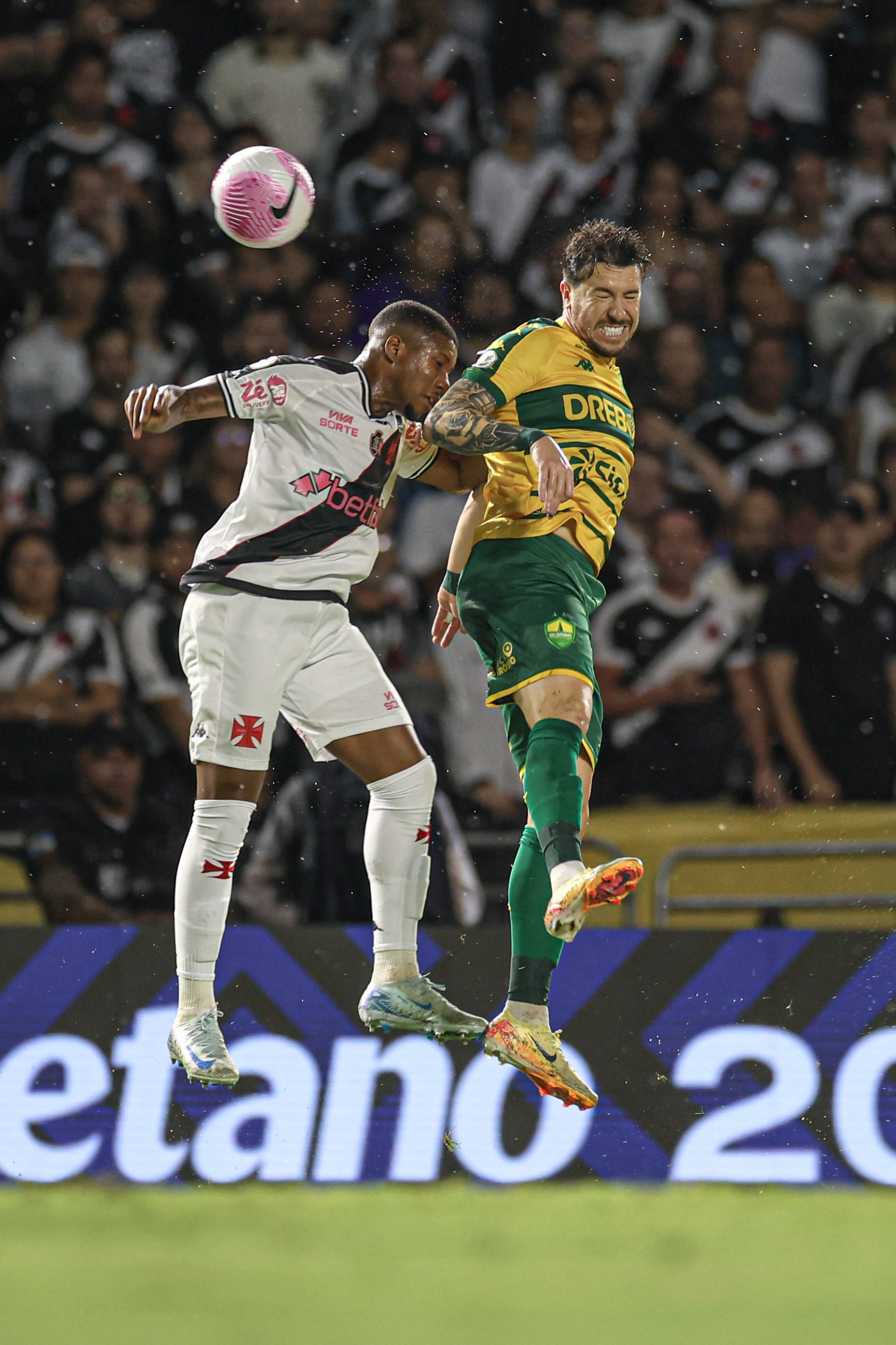 Disputa pela bola em Vasco x Cuiabá - AssCom Dourado