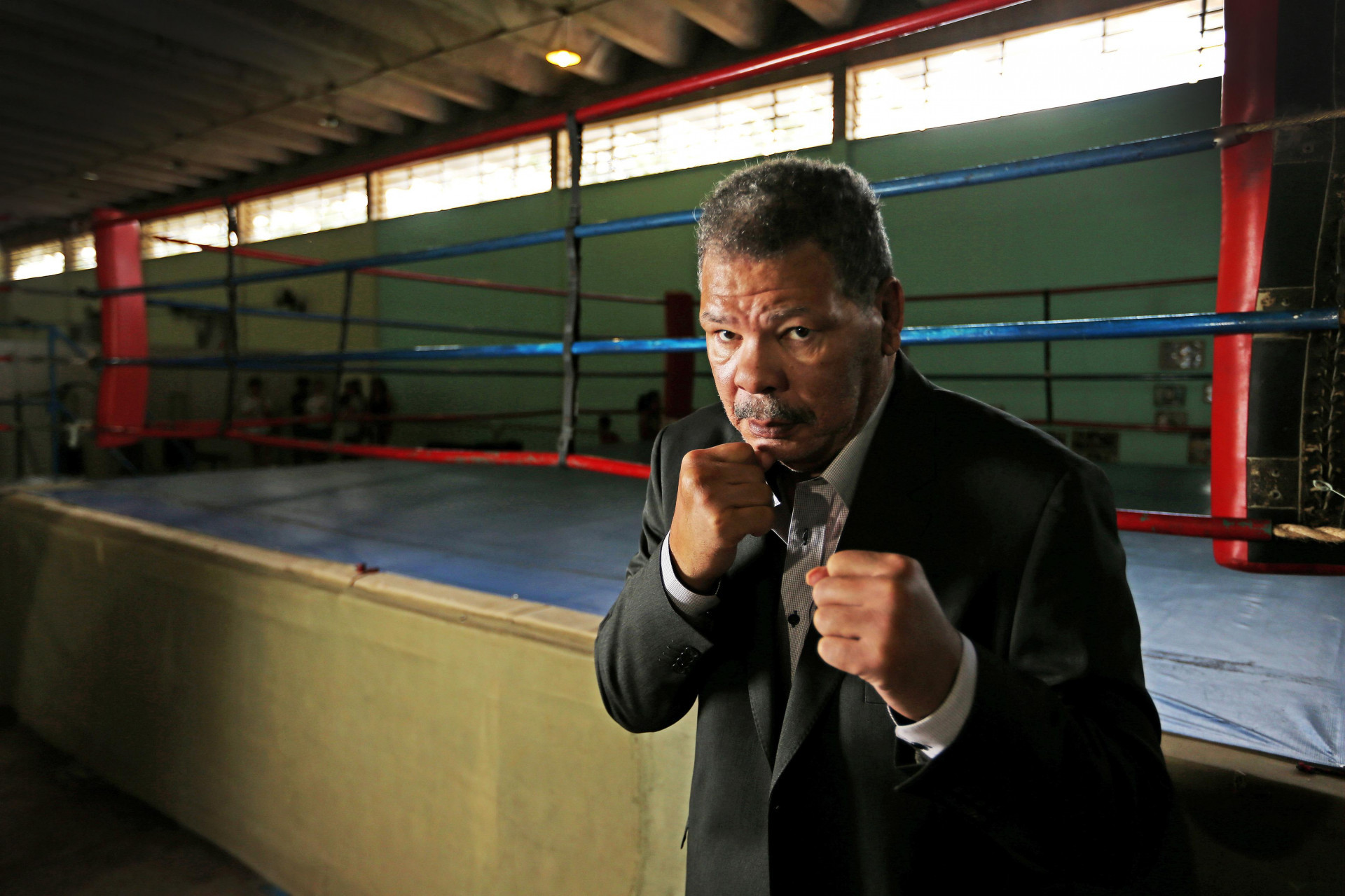 SP - MAQUILA/MORTE - ESPORTES
Foto de arquivo de 15/10/2016 do ex- pugilista José Adilson Rodrigues dos Santos, o Maguila, que morreu nesta quinta-feira, 24 de outubro de, aos 66 anos. Maguila há anos sofria de ETC (encefalopatia traumática crônica), uma doença similar ao Alzheimer causada pelas repetidas pancadas levadas na cabeça ao longo de sua carreira no boxe.
 
Foto: HÉLVIO ROMERO/ESTADÃO CONTEÚDO
AGE20241024004 - 24/10/2024 - 15:41
 - HÉLVIO ROMERO/ESTADÃO CONTEÚDO