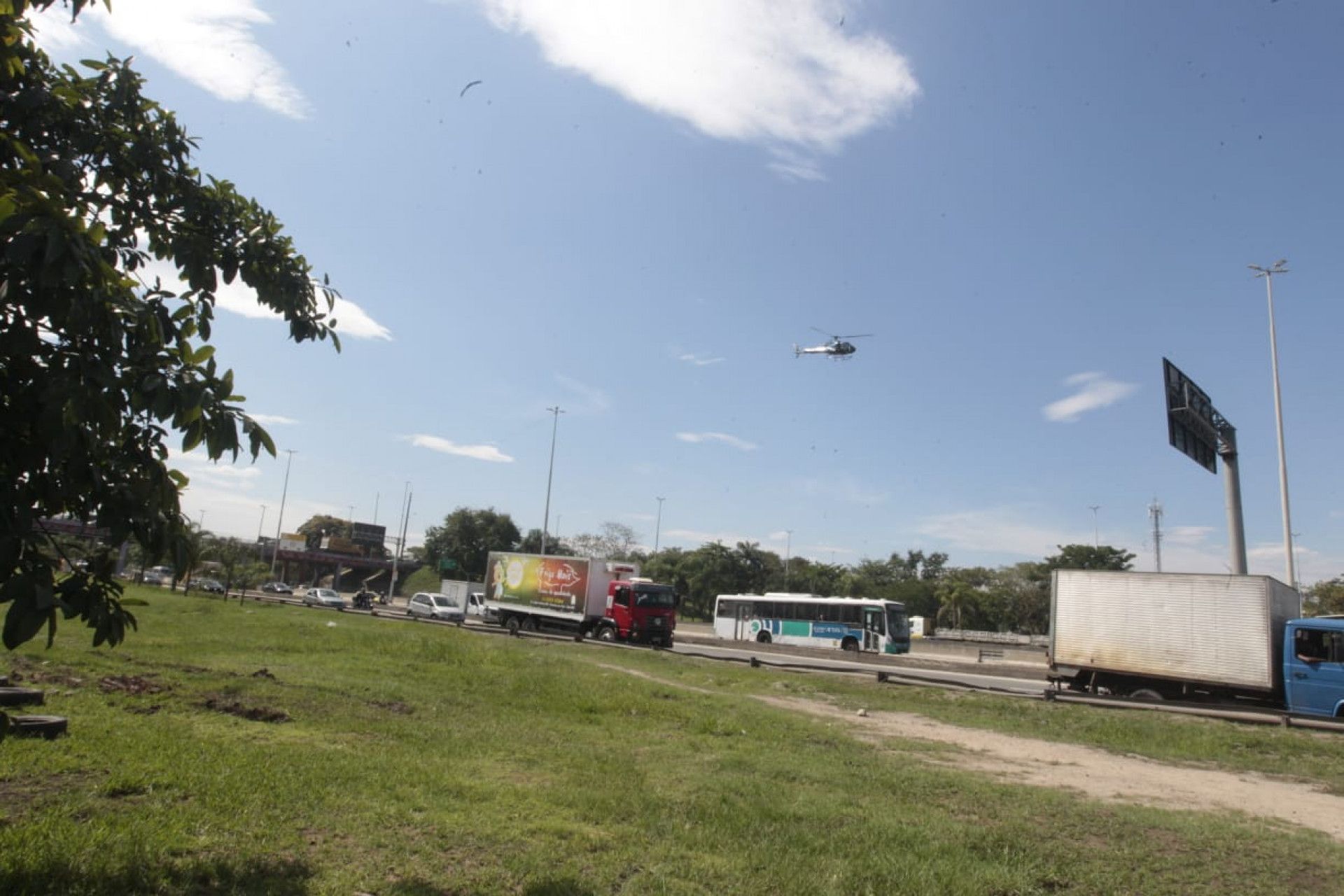 Policiamento na Avenida Brasil, na altura da Cidade Alta, segue reforçado após operação no Complexo de Israel - Reginaldo Pimenta/Agência O Dia