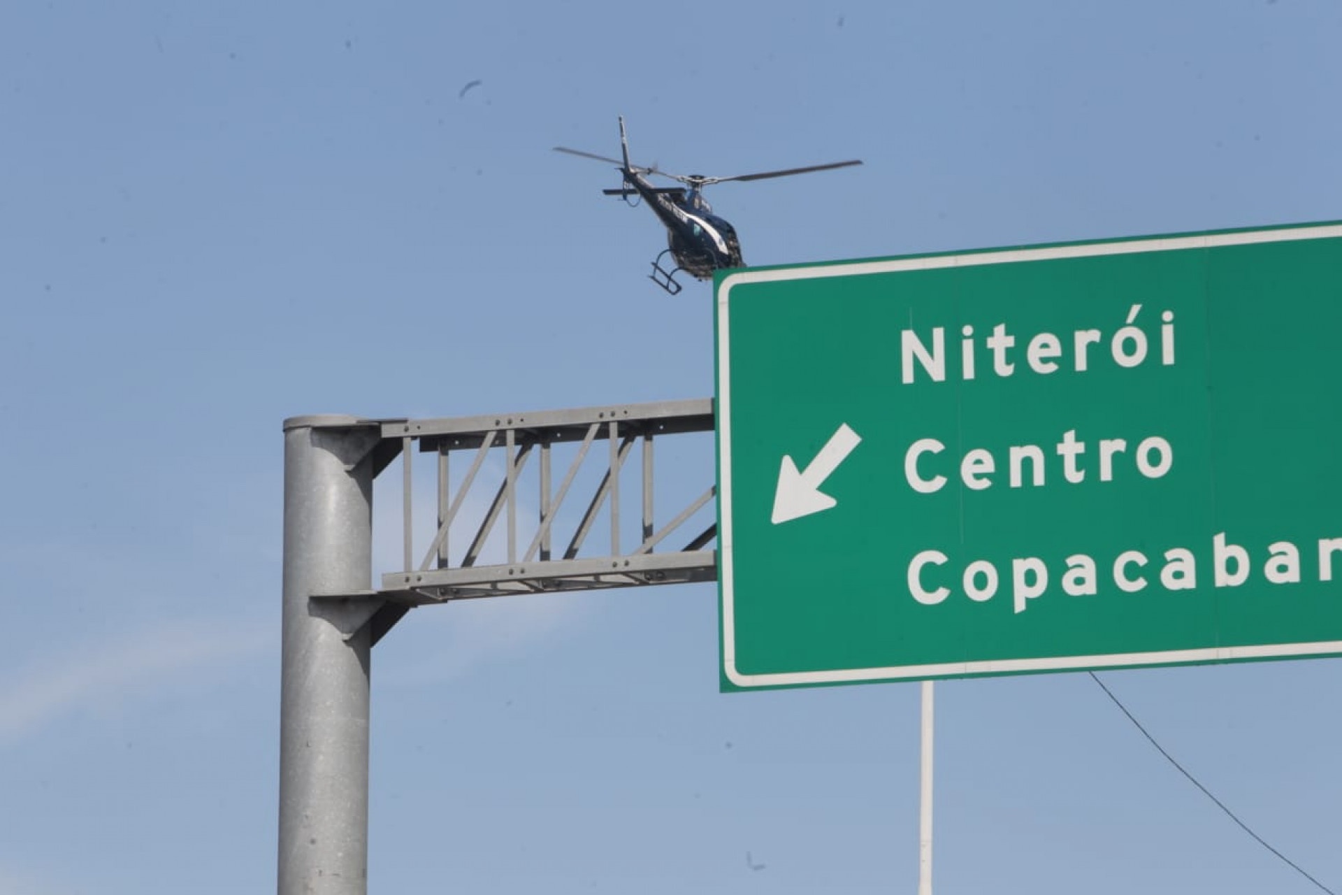 Policiamento na Avenida Brasil, na altura da Cidade Alta, segue reforçado após operação no Complexo de Israel - Reginaldo Pimenta/Agência O Dia