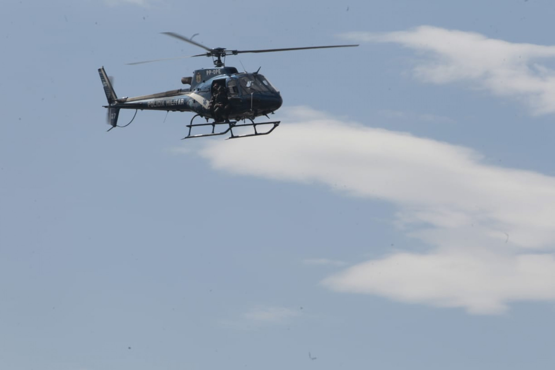 Policiamento na Avenida Brasil, na altura da Cidade Alta, segue reforçado após operação no Complexo de Israel - Reginaldo Pimenta/Agência O Dia