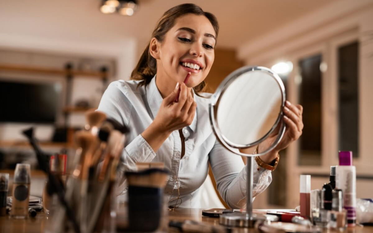 O l&aacute;pis ajuda a real&ccedil;ar o contorno dos l&aacute;bios e a garantir a durabilidade do batom (Imagem: Drazen Zigic | Shutterstock)