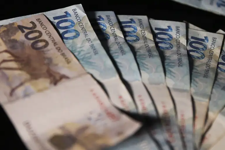 Entenda a taxação dos super-ricos que pode gerar arrecadação de R$ 260 bi