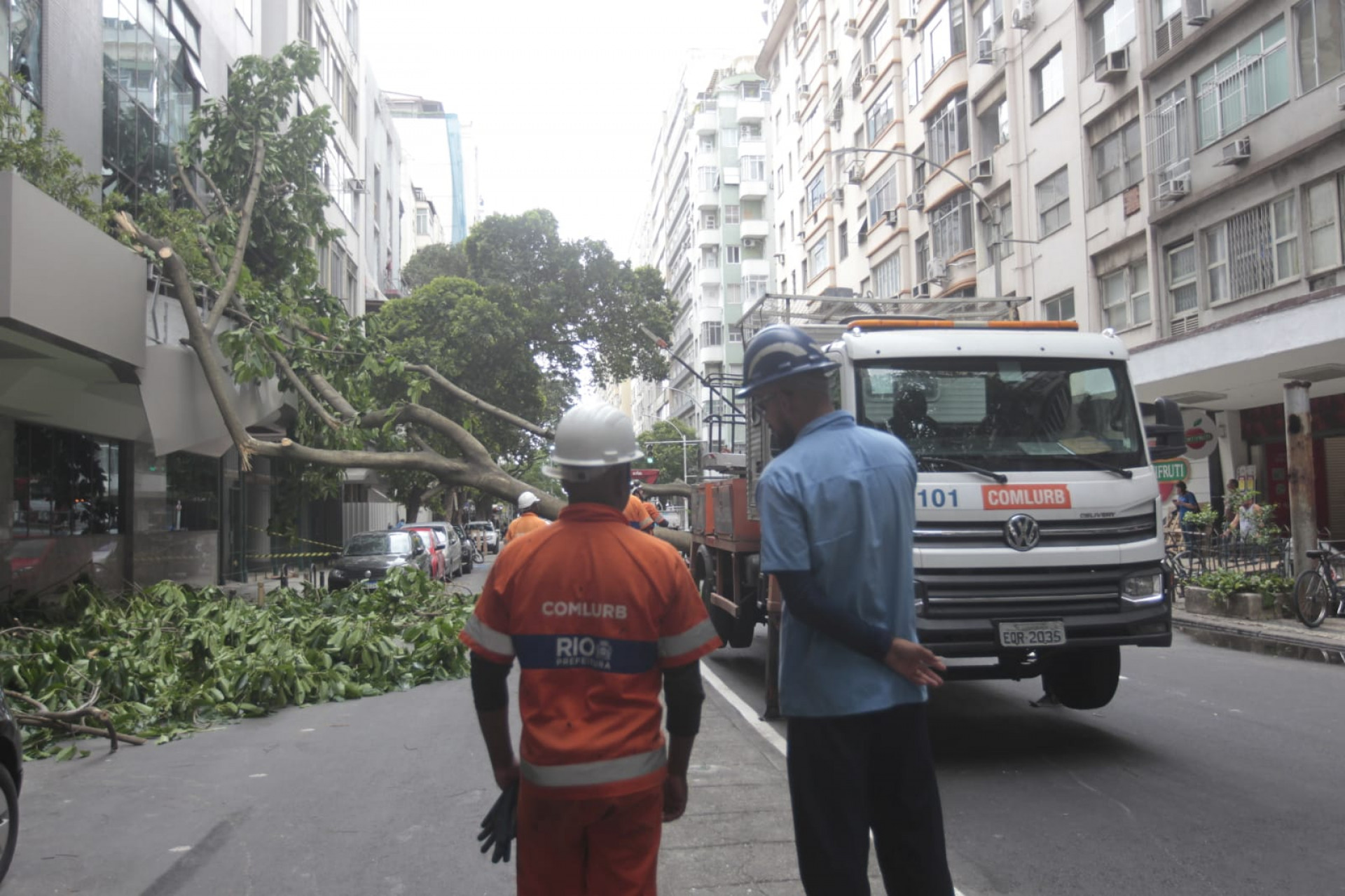 Queda de árvore interdita a Avenida Prado Junior, próximo à Rua Barata Ribeiro, em Copacabana - Reginaldo Pimenta / Agência O Dia
