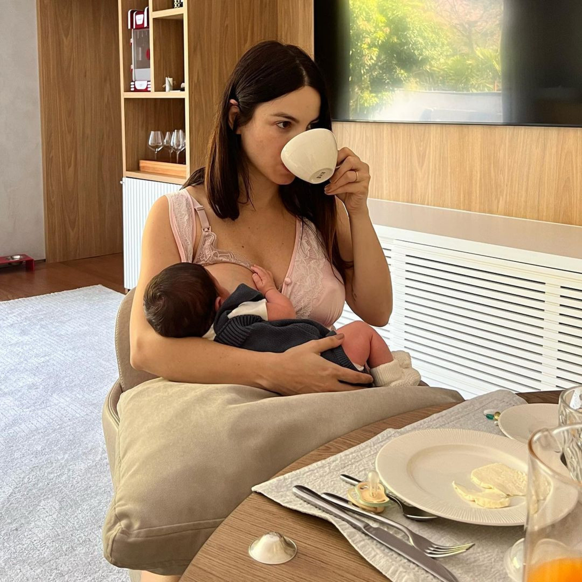 Sthefany Brito com o filho caçula, Enrico, de um mês - Reprodução/Instagram 