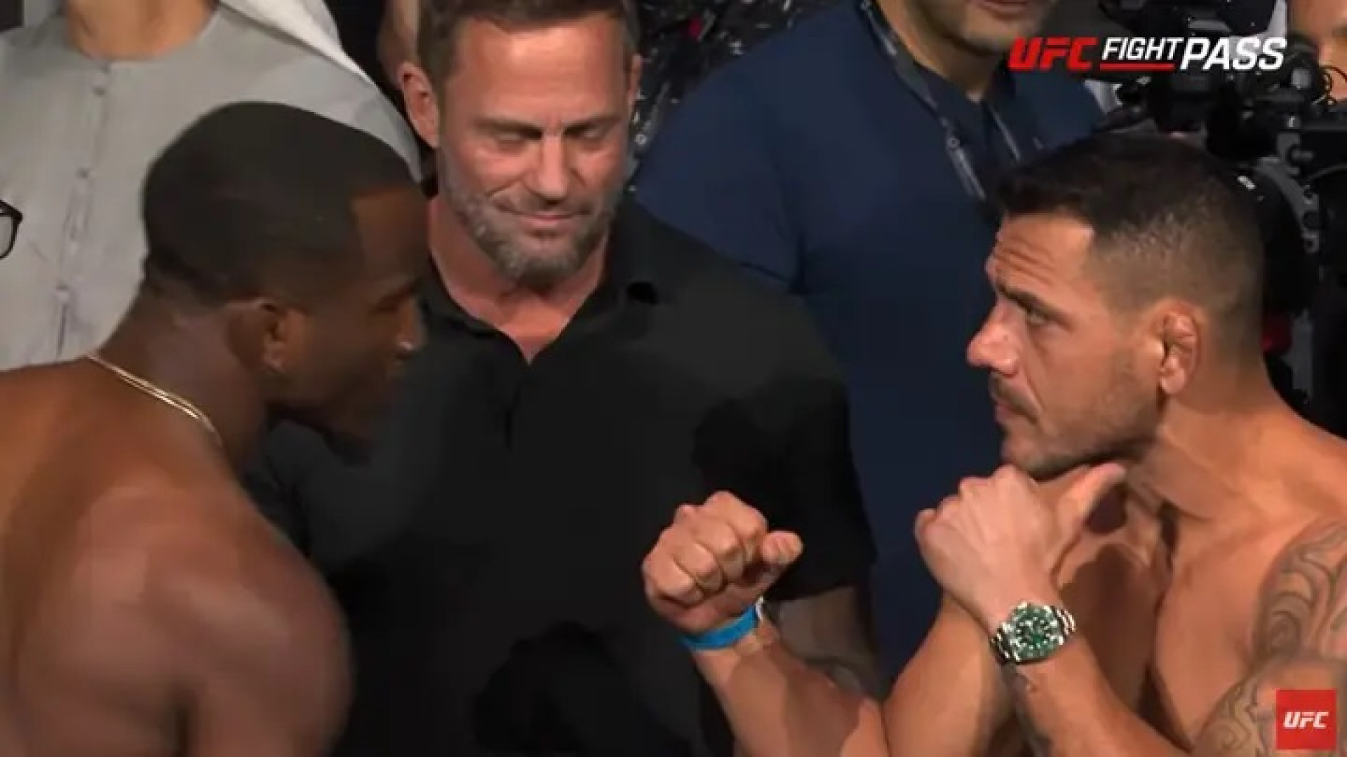 Rafael dos Anjos (à direita) é um dos brasileiros em ação -  (Foto: Reprodução/YouTube)