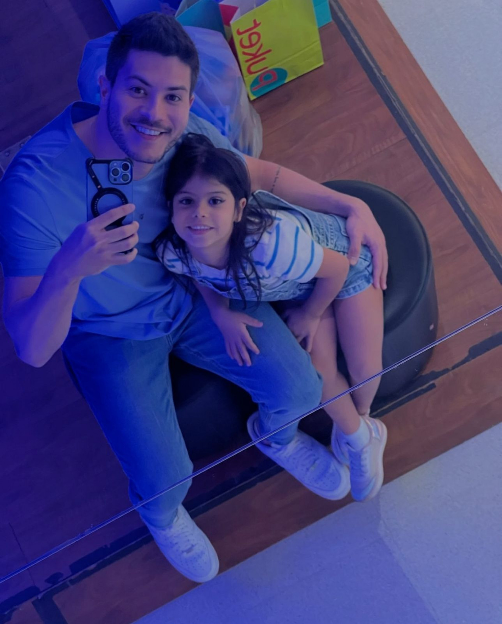 Arthur Aguiar e a filha Sophia  - Reprodução