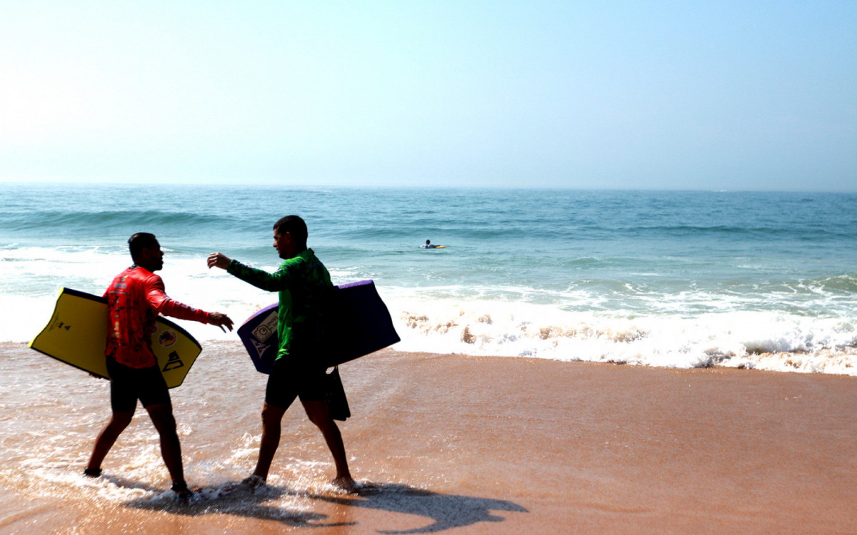 Atletas aguardam o segundo dia da competição na Praia dos Cavaleiros em busca da vitória no Macaé Master Bodyboarding