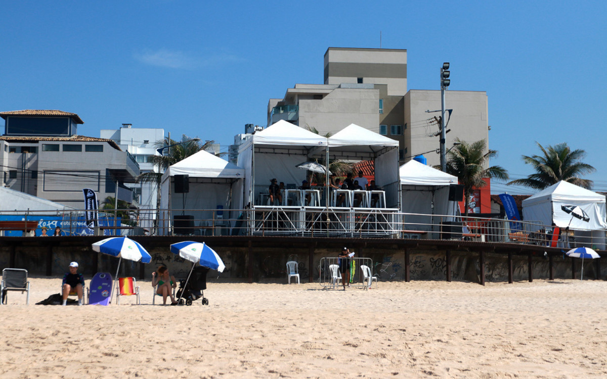 Atletas aguardam o segundo dia da competição na Praia dos Cavaleiros em busca da vitória no Macaé Master Bodyboarding