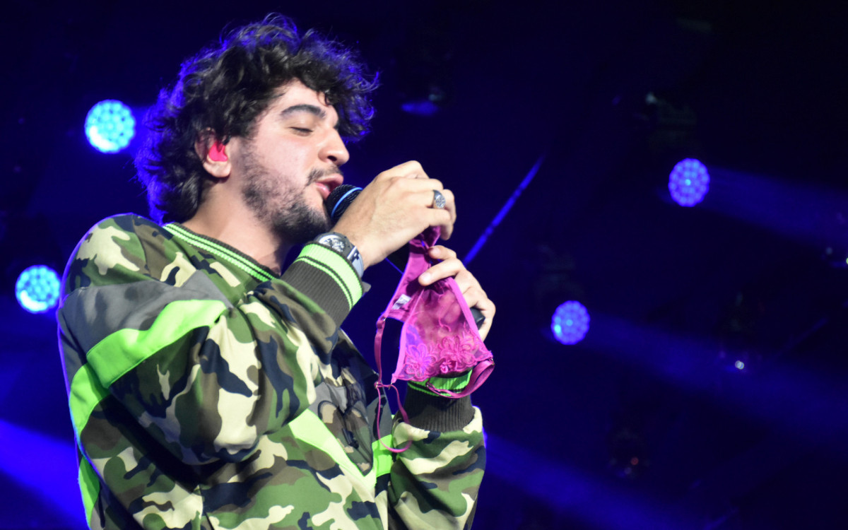 Nattanzinho com a calcinha que ganhou de uma fã 