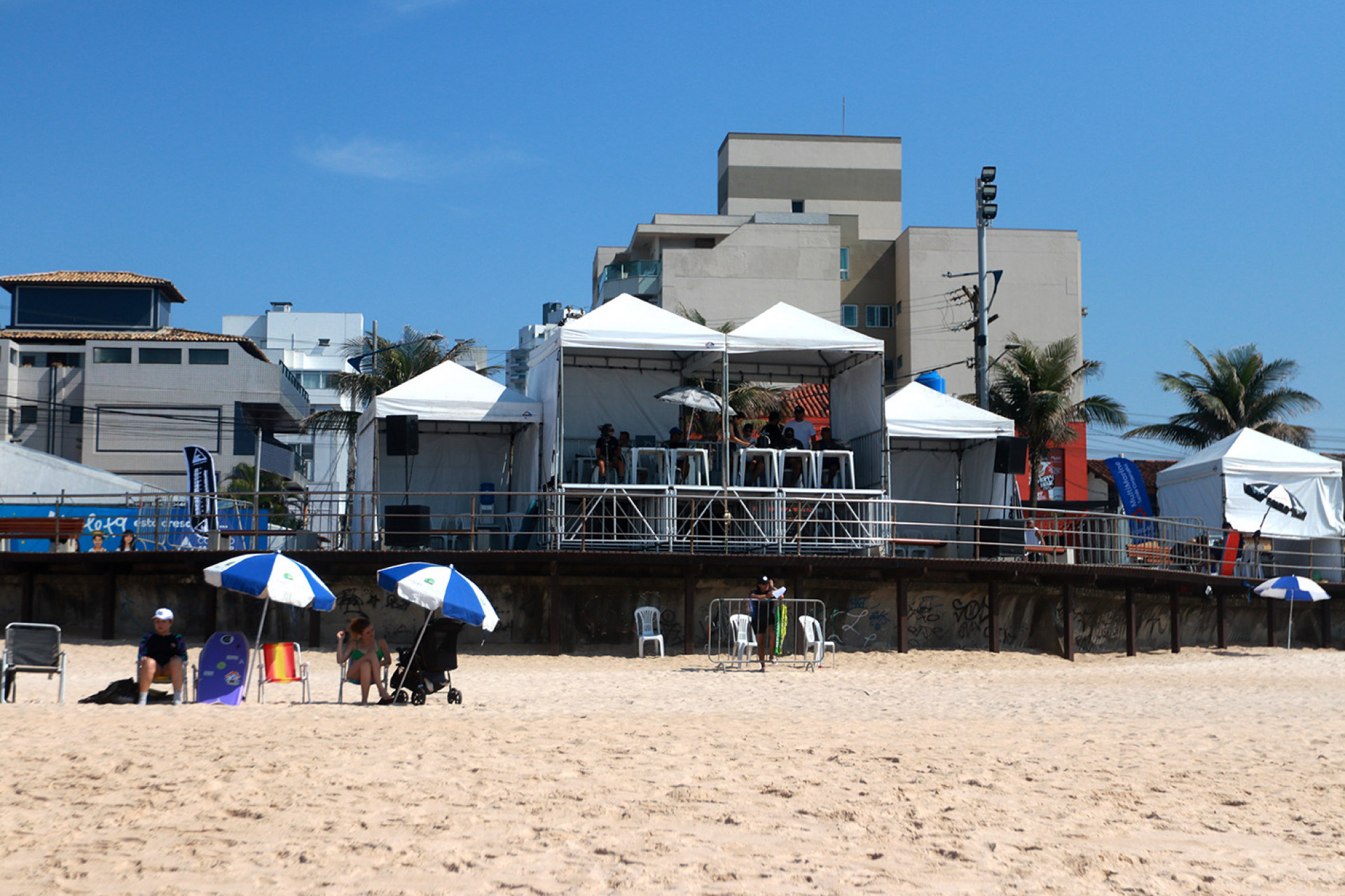 Atletas aguardam o segundo dia da competição na Praia dos Cavaleiros em busca da vitória no Macaé Master Bodyboarding - Foto: Divulgação