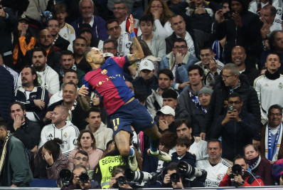 Raphinha faz golaço, Barcelona goleia Real Madrid no Bernabéu e se isola na ponta do Espanhol