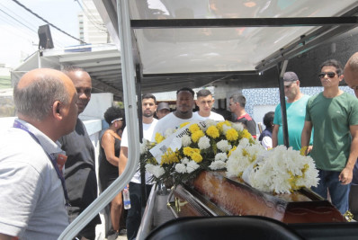 Açougueiro morto com tiro na cabeça em ônibus na Avenida Brasil é enterrado em Nova Iguaçu