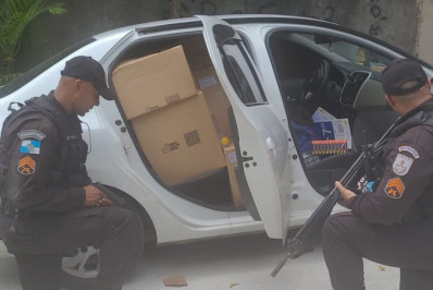 PM recupera carga de cigarros avaliada em R$ 45 mil, em Realengo