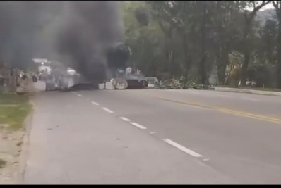 Moradores de Mangaratiba fecham Rio-Santos em protesto contra a falta de energia