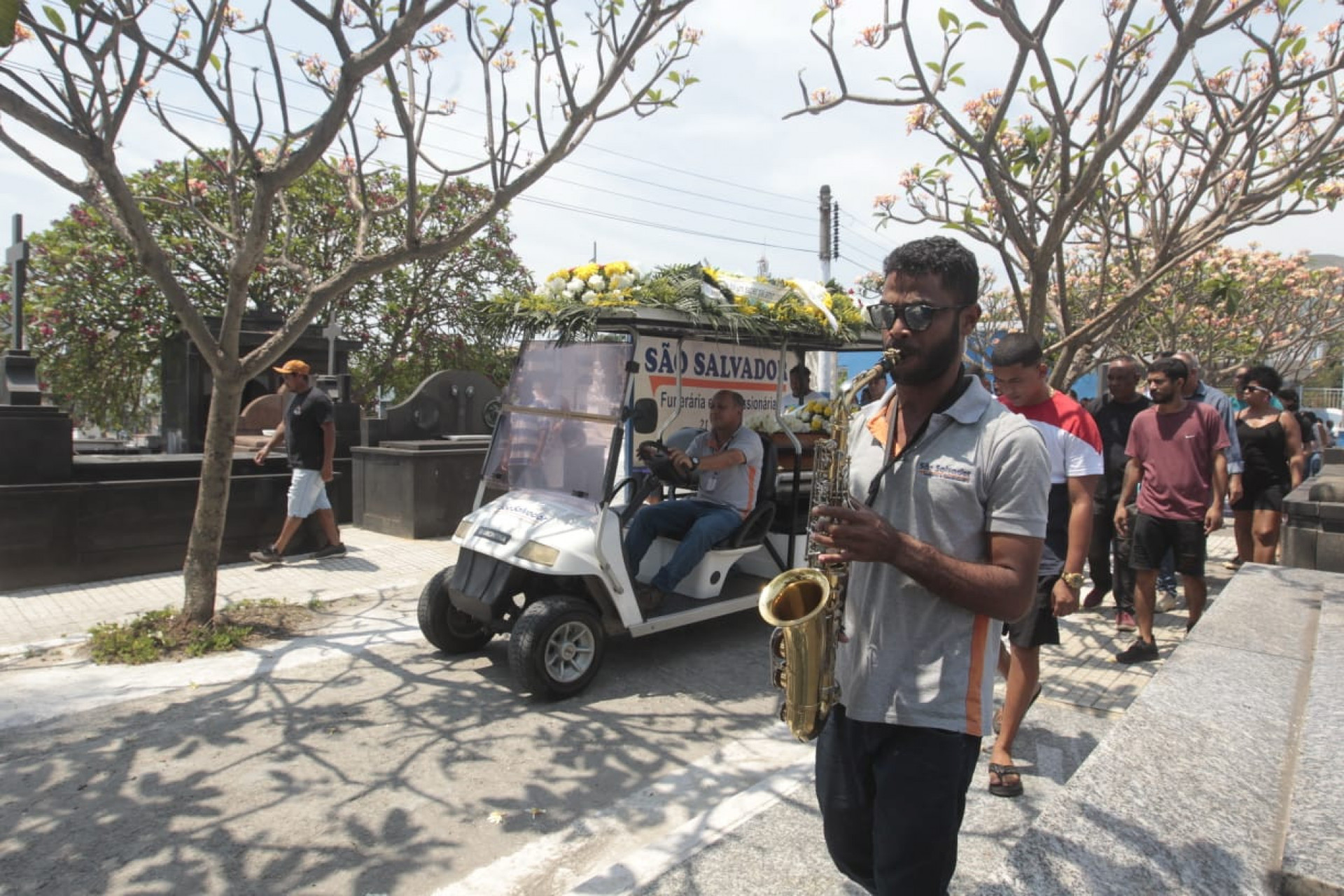 Parentes e amigos no sepultamento de Renato Oliveira Alves Reis, 48, no Cemitério Municipal de Nova Iguaçu - Reginaldo Pimenta/Agência O Dia