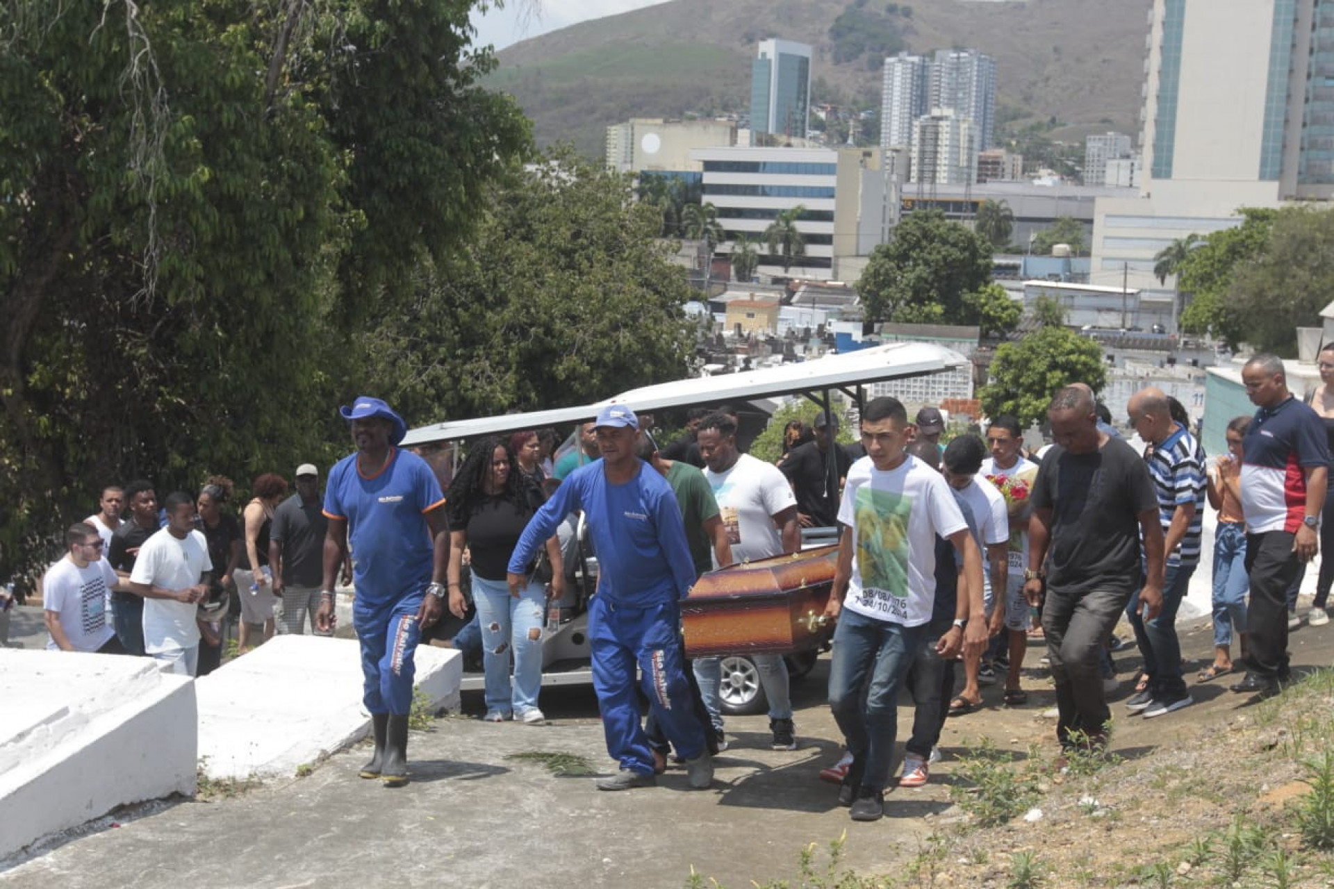 Parentes e amigos no sepultamento de Renato Oliveira Alves Reis, 48, no Cemitério Municipal de Nova Iguaçu - Reginaldo Pimenta/Agência O Dia