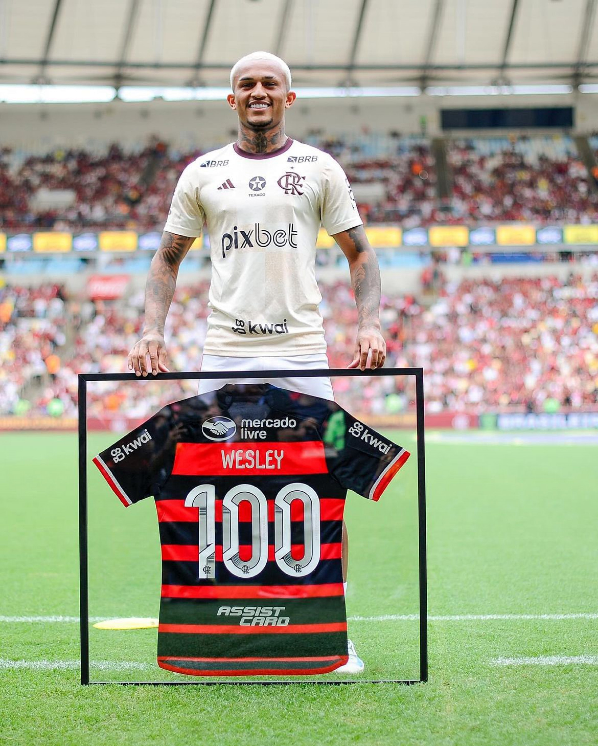 Wesley recebe camisa comemorativa  - Divulga&ccedil;&atilde;o / Flamengo