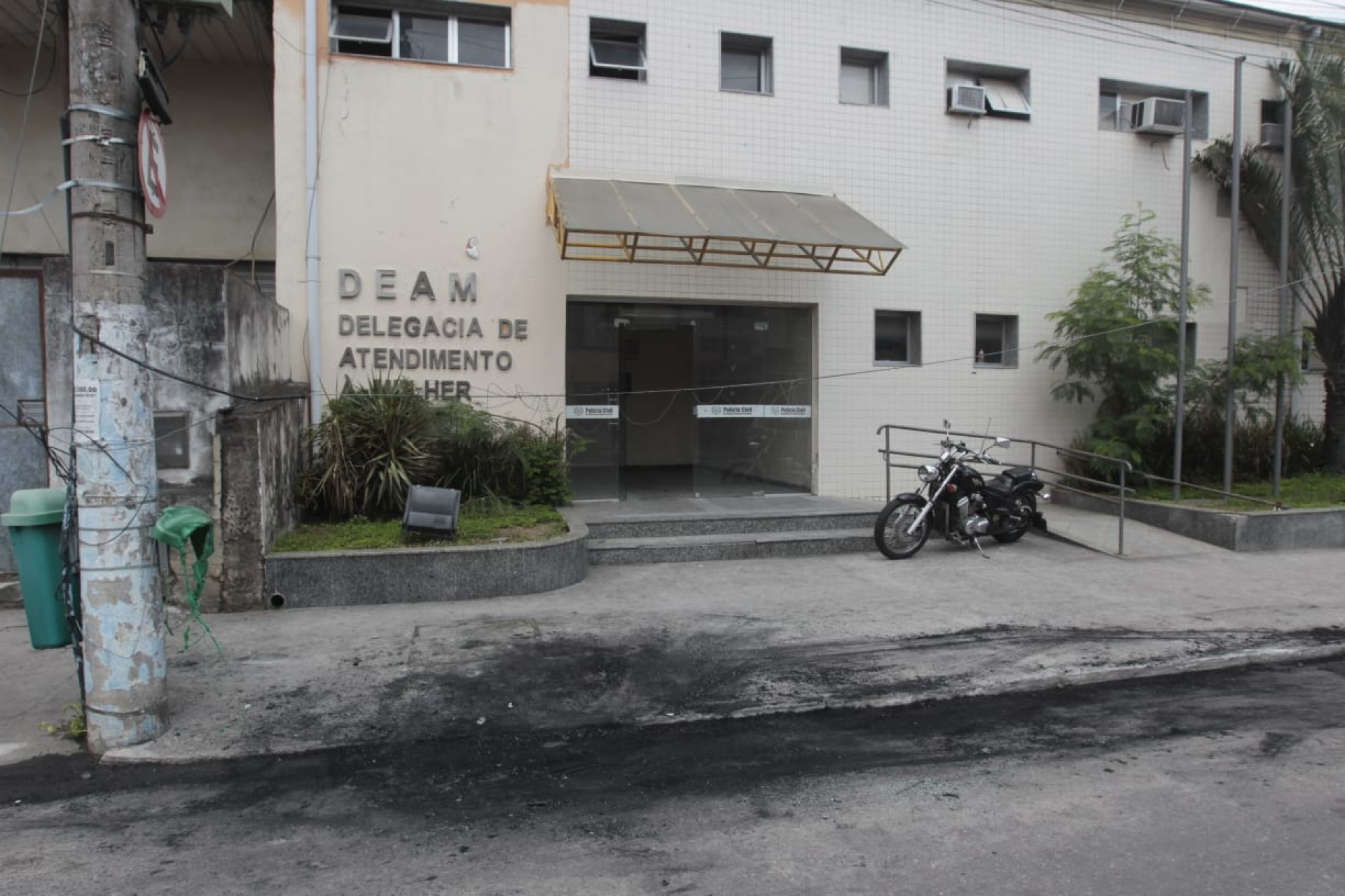 Viatura da Polícia Civil foi incendiada em frente à DEAM - Reginaldo Pimenta / Agência O Dia