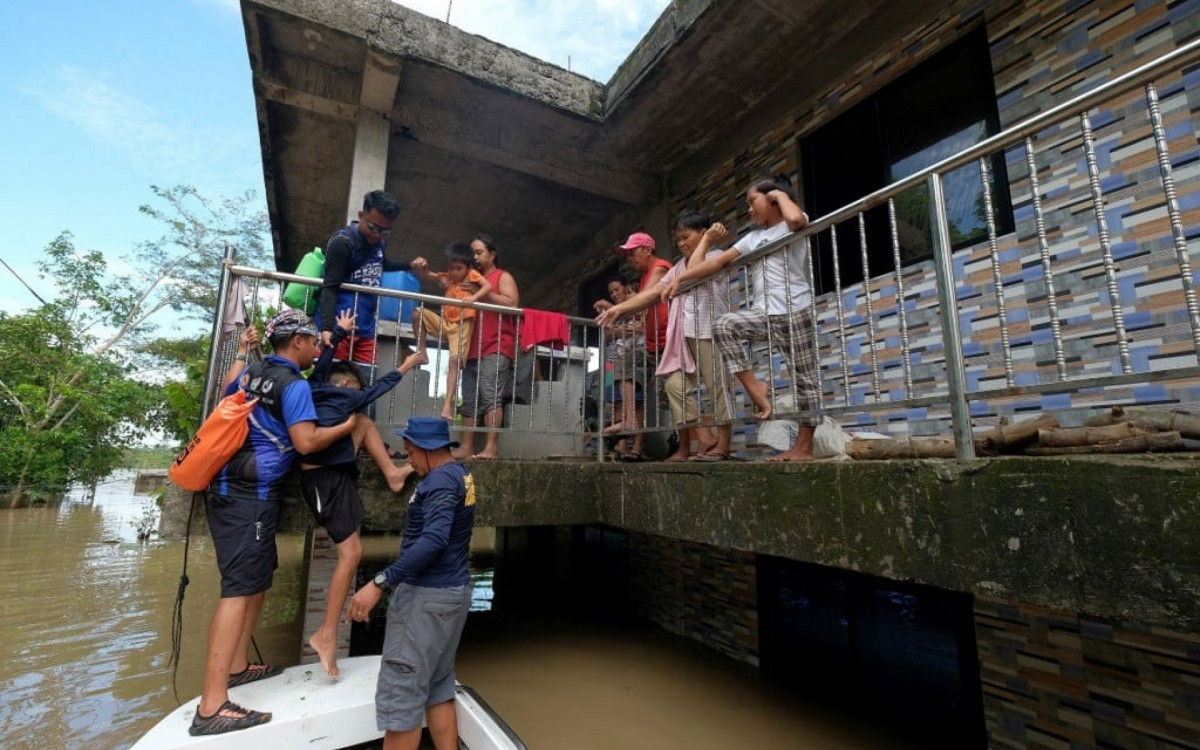 Muitas pessoas ficaram isoladas após a tempestade