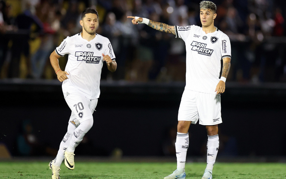 Romero, à esquerda, ao lado de Mateo Ponte, à direita, em RB Bragantino x Botafogo