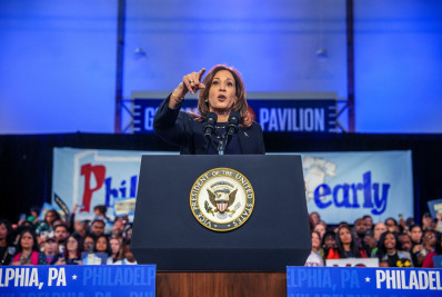 Kamala Harris faz campanha na Filadélfia e pede que eleitores votem antecipadamente