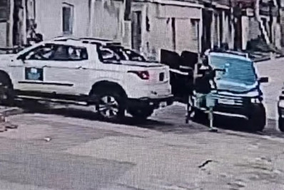 Vídeo: Bandidos fortemente armados roubam carro de família que chegava em casa em Duque de Caxias