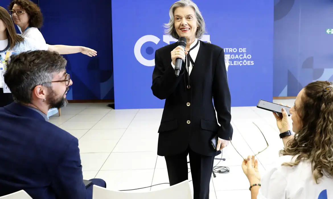 Cármen Lúcia promete que TSE trabalhará para reduzir abstenção