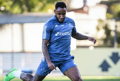 Jogador que foi expulso após cometer falta aos três segundos pede desculpas