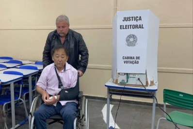Candidato a prefeito vota escoltado após sofrer atentado