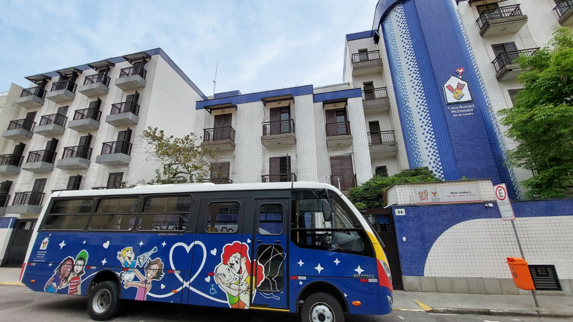 A fachada da Casa Ronal McDonald e o transporte que leva os pacientes para os tratamentos  - Divulgação