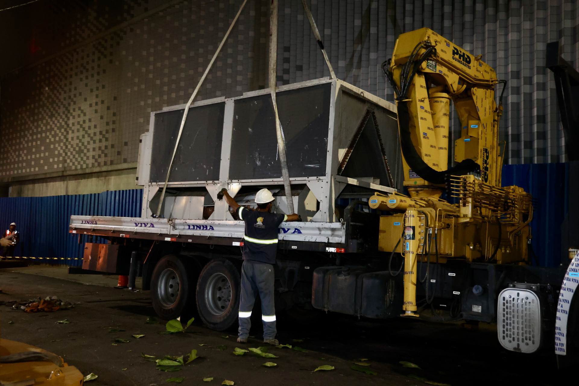Durante a madrugada foram feitas as obras - Divulgação / Rogerio Santana