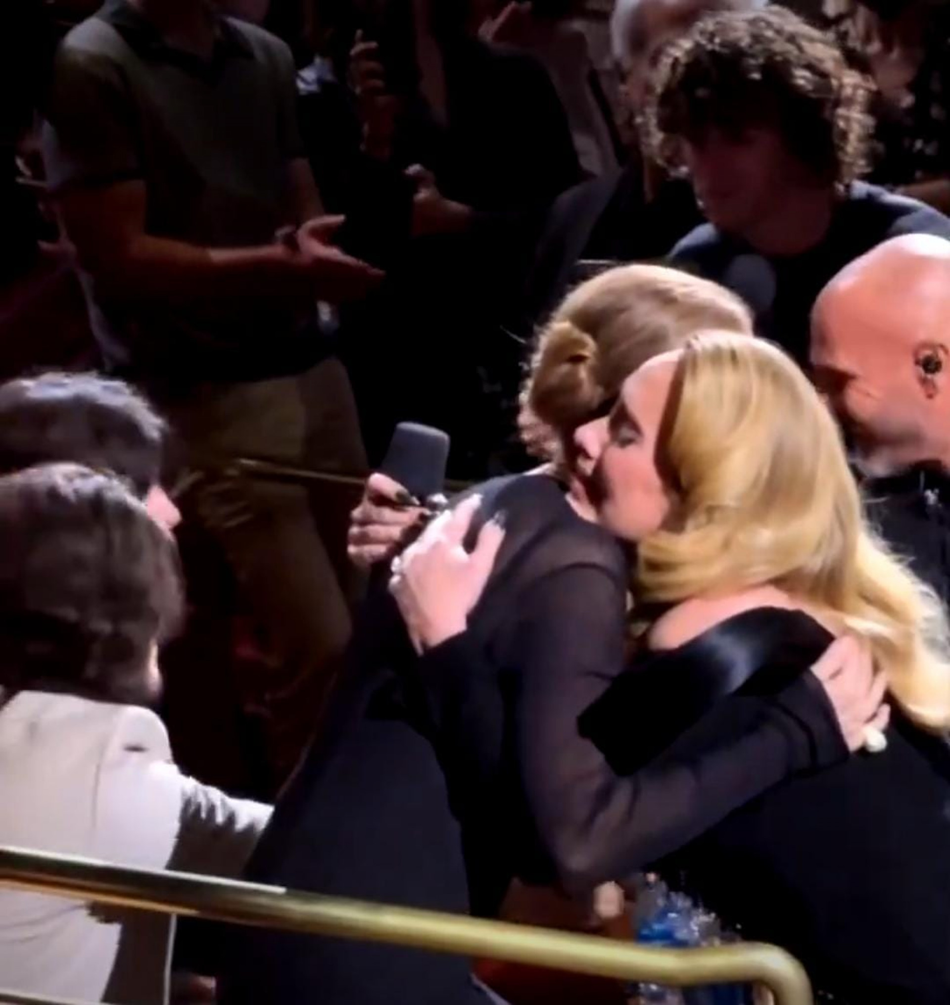 Adele cai no choro ao ver Céline Dion na plateia de seu show - Reprodução de vídeo / X
