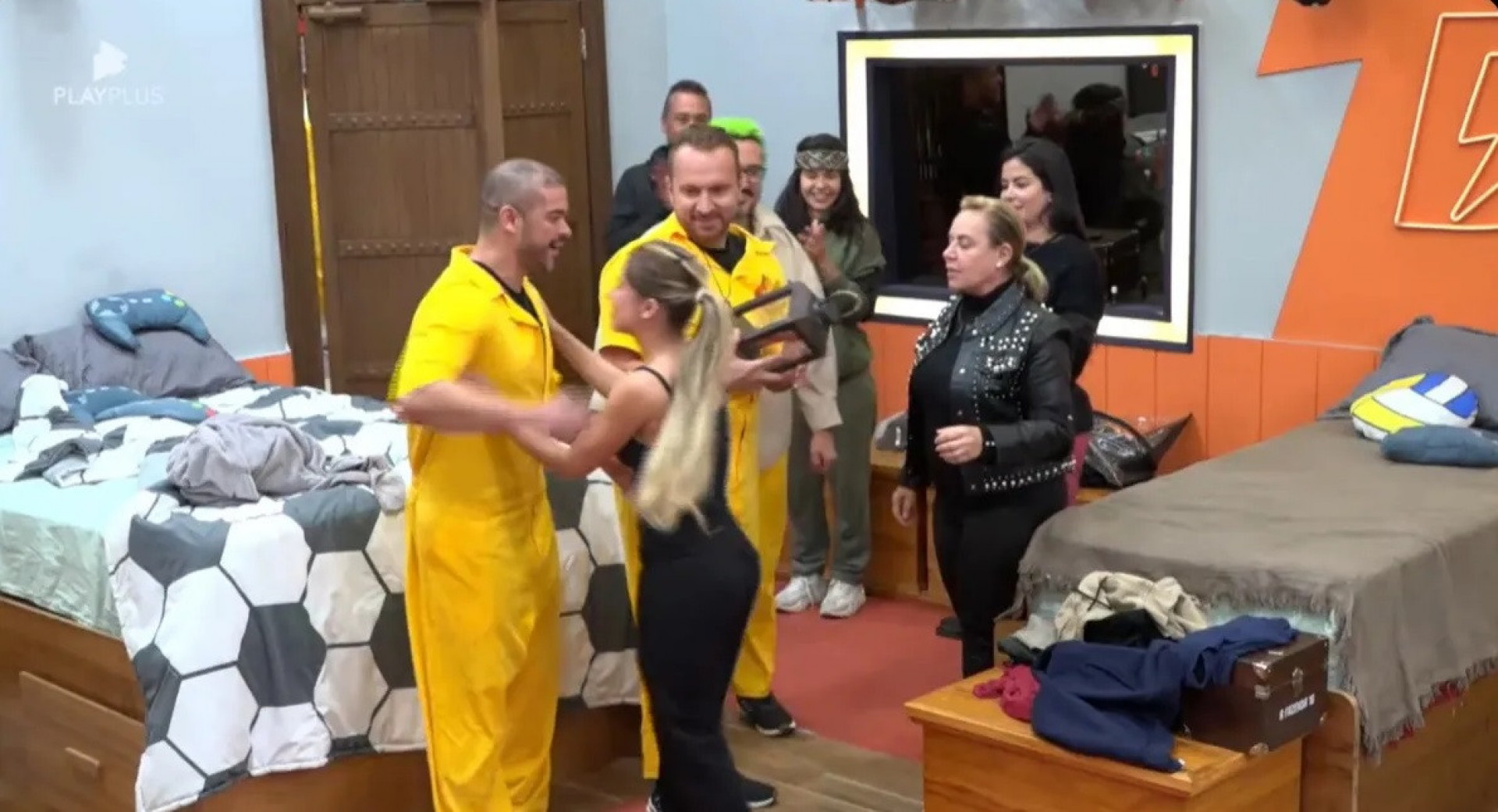 Aliados comemoram vitória de Zé Love em prova - Reprodução/Playplus 