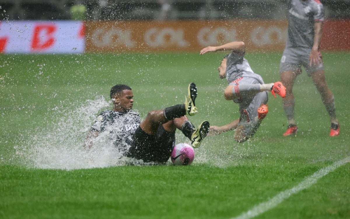 Gramado da Arena MRV foi alvo de críticas após forte chuva