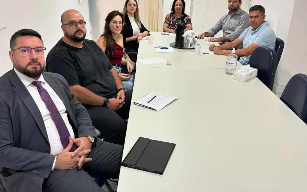 Dr. Serginho (na ponta à direita) em reunião com o Ministério Público