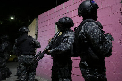 Policiais e militares cercam favela de El Salvador para capturar membros de gangues