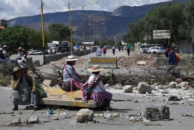 Apoiadores de Morales intensificam bloqueios na Bolívia