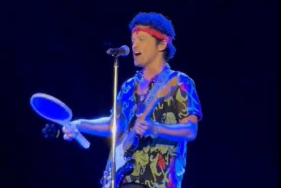 Bruno Mars surge com raquete para matar mosquito em show; entenda