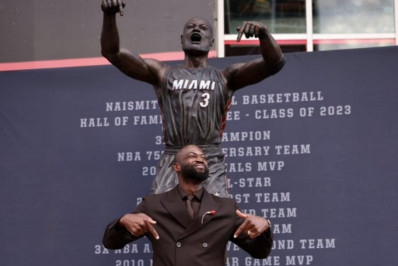 Campeão da NBA ganha estátua e brinca com falta de semelhança: 'Quem é esse cara?'