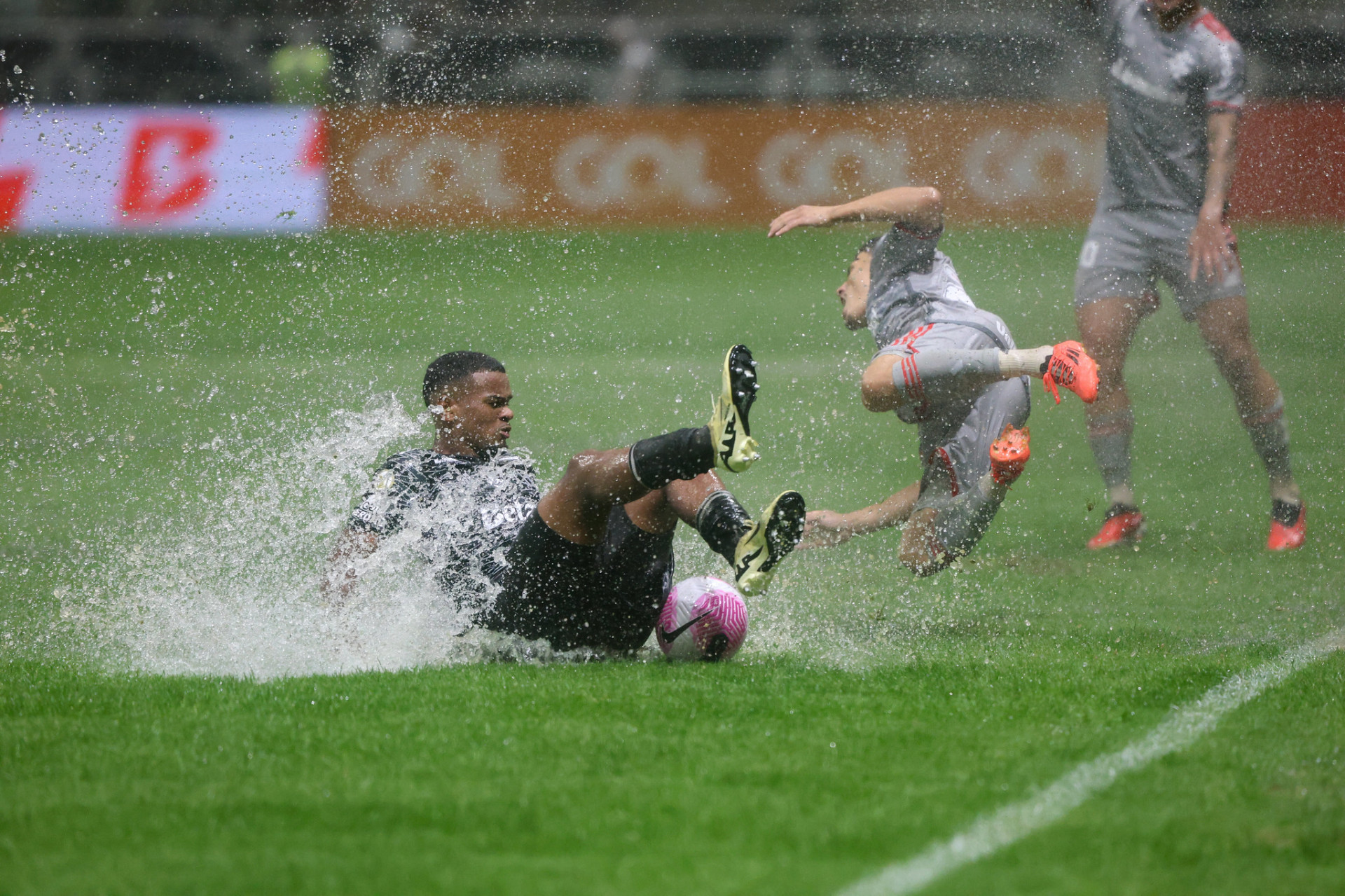 Gramado da Arena MRV foi alvo de críticas após forte chuva - Divulgação/Internacional