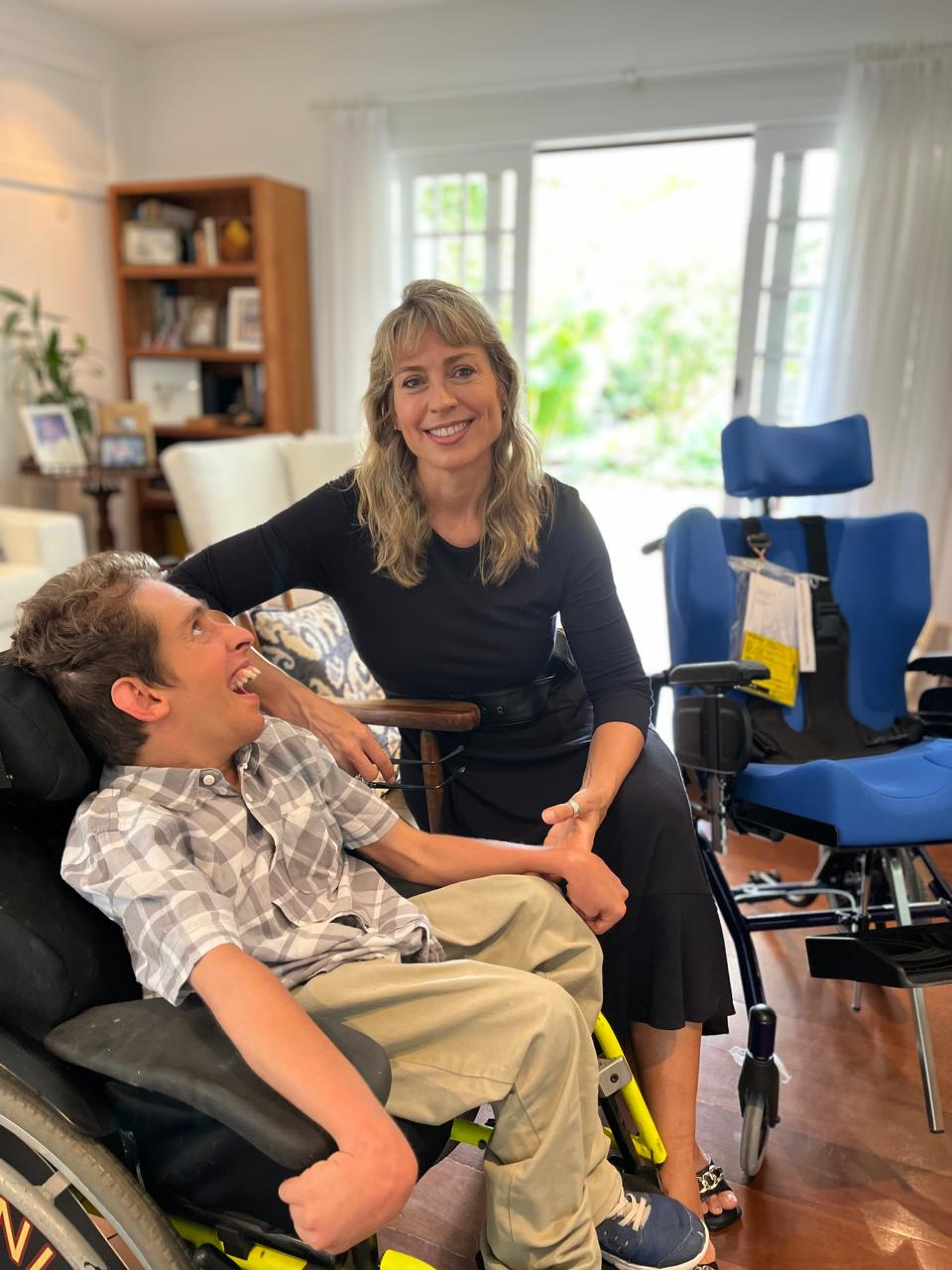 Teresa Stengel, fundadora da ONG One by One  e seu filho Nicolás