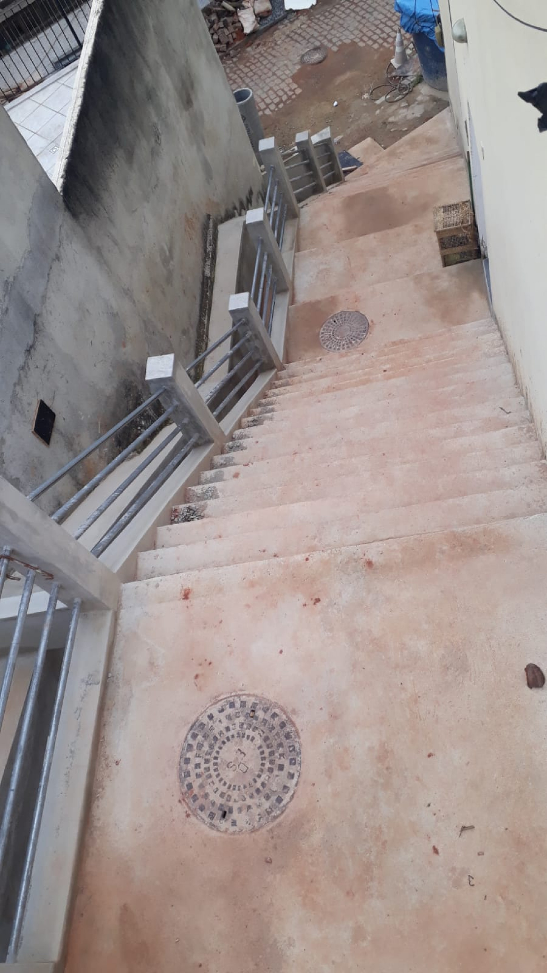 Cratera aberta em escada de condomínio na Zona Oeste foi fechada  - Reprodução / Arquivo Pessoal